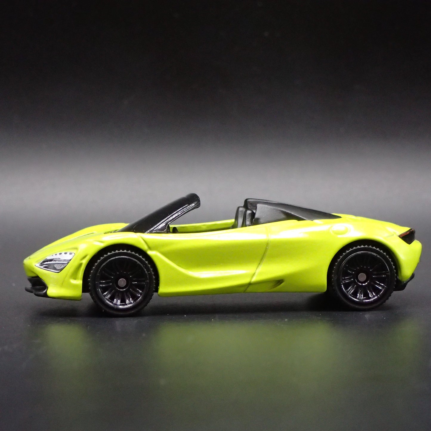2018-2023 MCLAREN 720S SPIDER SUPER CAR 1:64 SCALE DIORAMA DIECAST MODEL CAR