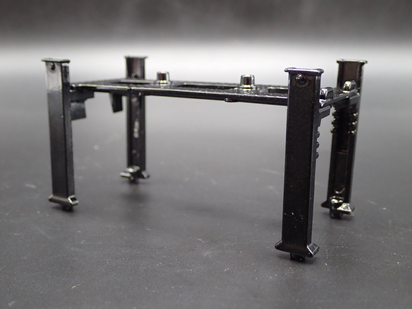 MOONEYES 1:64 SCALE AUTO SHOP MECHANIC GARAGE 4 POST CAR LIFT DIECAST MODEL