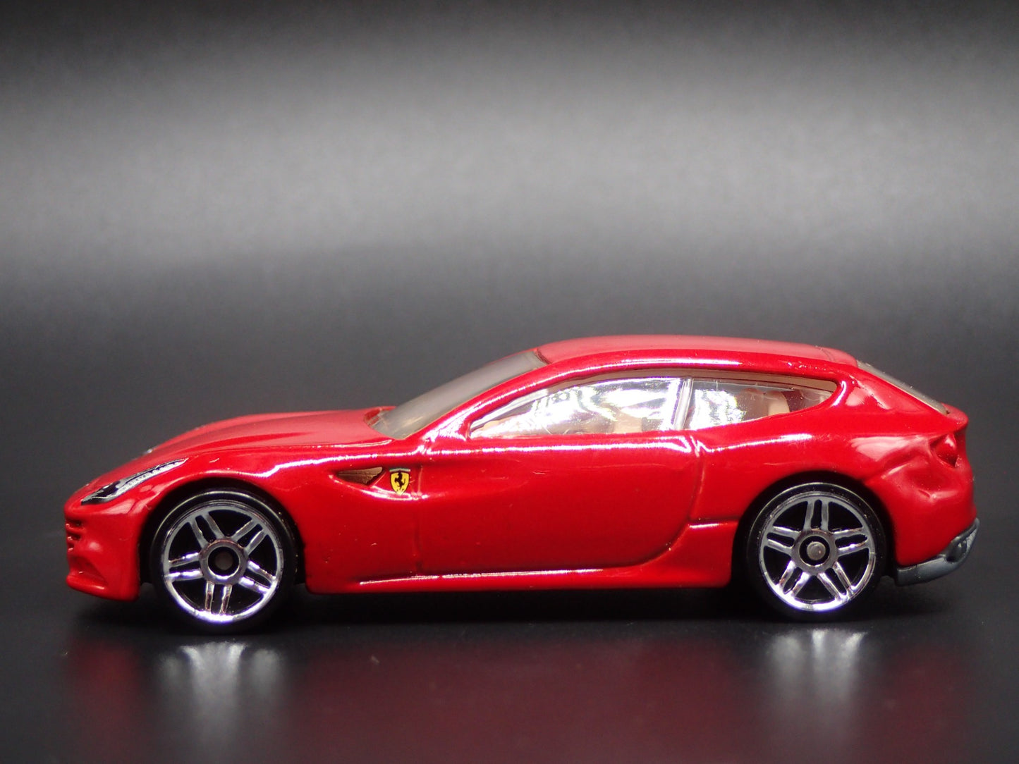 2011-2016 FERRARI FF RED 1:64 SCALE COLLECTIBLE DIORAMA DIECAST MODEL CAR