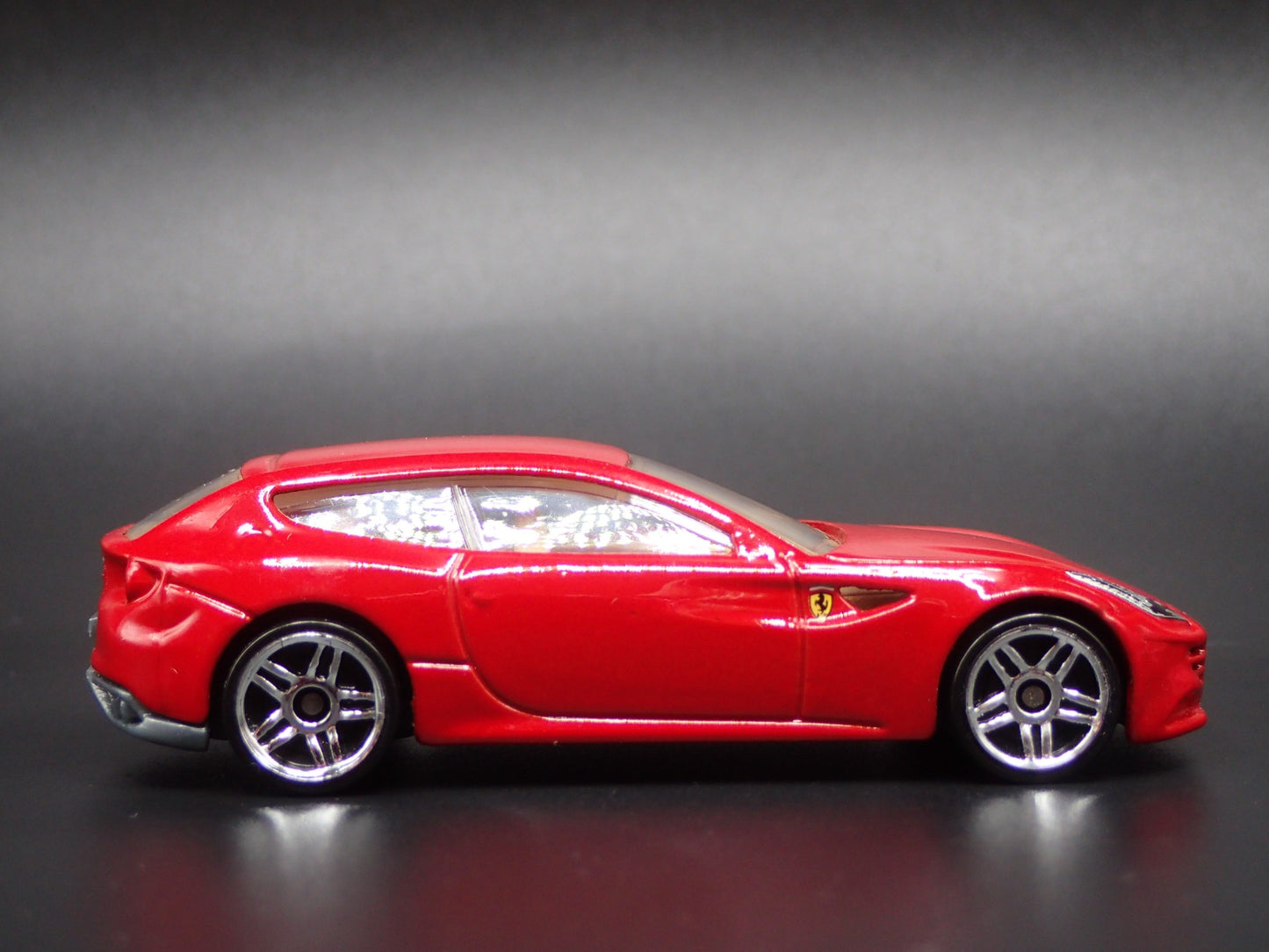2011-2016 FERRARI FF RED 1:64 SCALE COLLECTIBLE DIORAMA DIECAST MODEL CAR