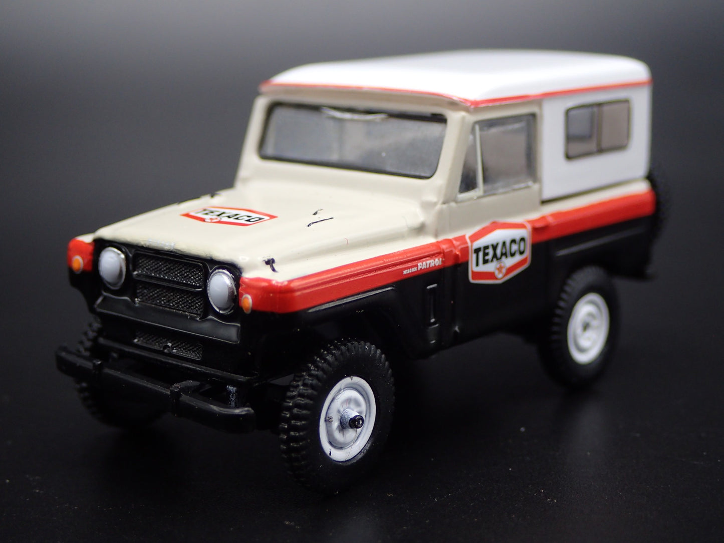 1960-1980 NISSAN PATROL SUV TRUCK TEXACO 1:64 SCALE DIORAMA DIECAST MODEL CAR