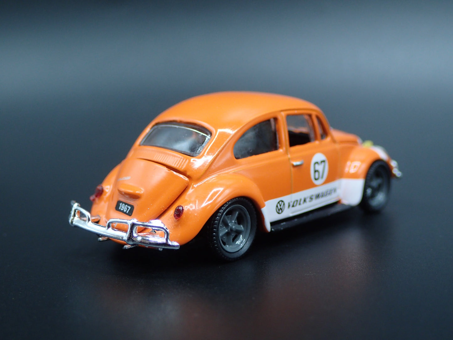 1960 - 1967 VW VOLKSWAGEN BEETLE BUG ORANGE 1:64 SCALE DIORAMA DIECAST MODEL CAR
