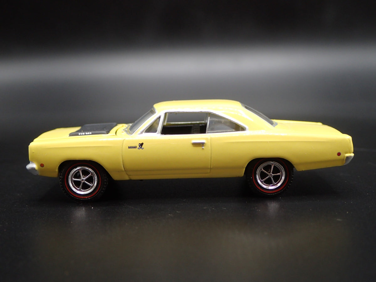 1968 PLYMOUTH ROAD RUNNER HEMI 1:64 SCALE COLLECTIBLE DIORAMA DIECAST MODEL CAR-Burning Rubber Toy Company