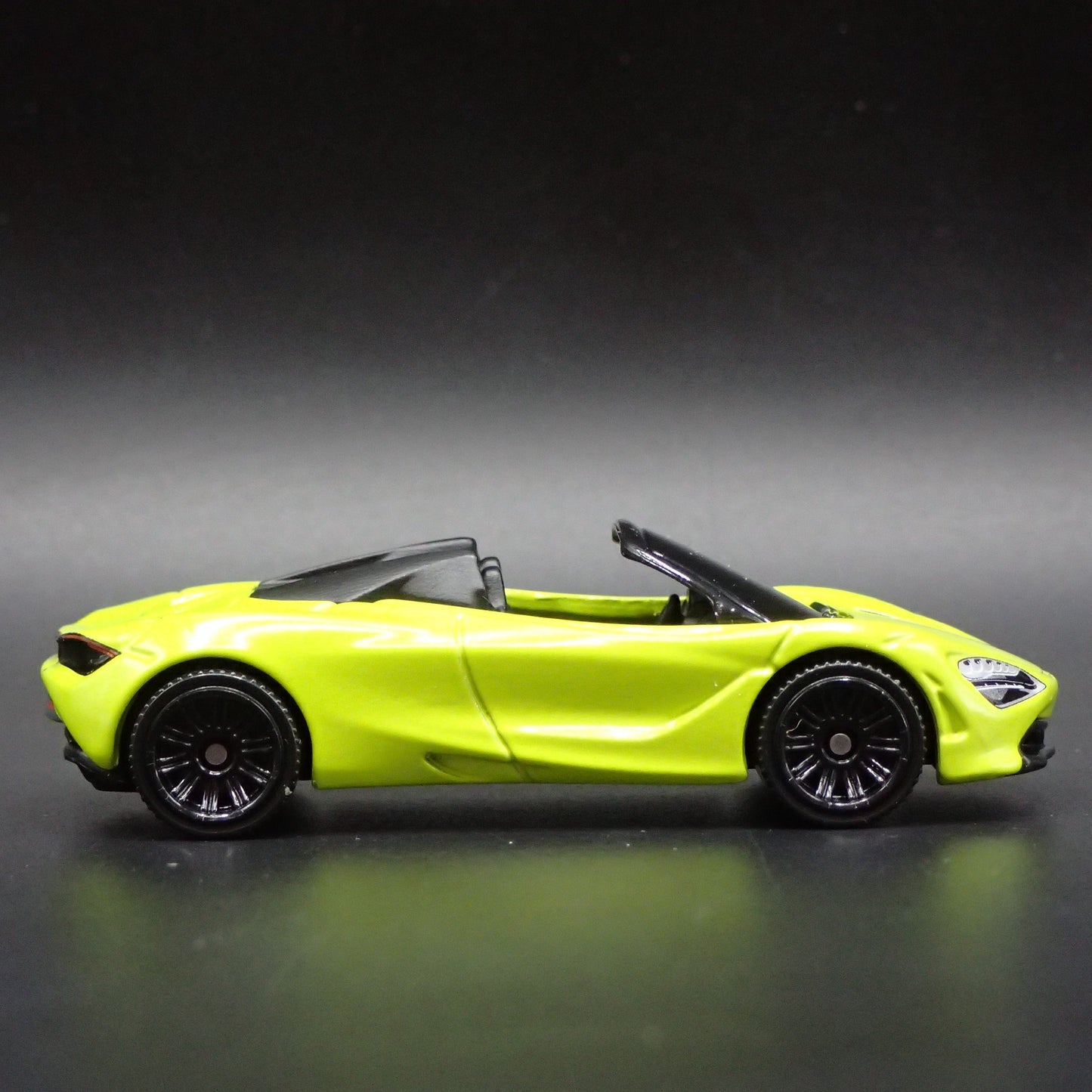 2018-2023 MCLAREN 720S SPIDER SUPER CAR 1:64 SCALE DIORAMA DIECAST MODEL CAR