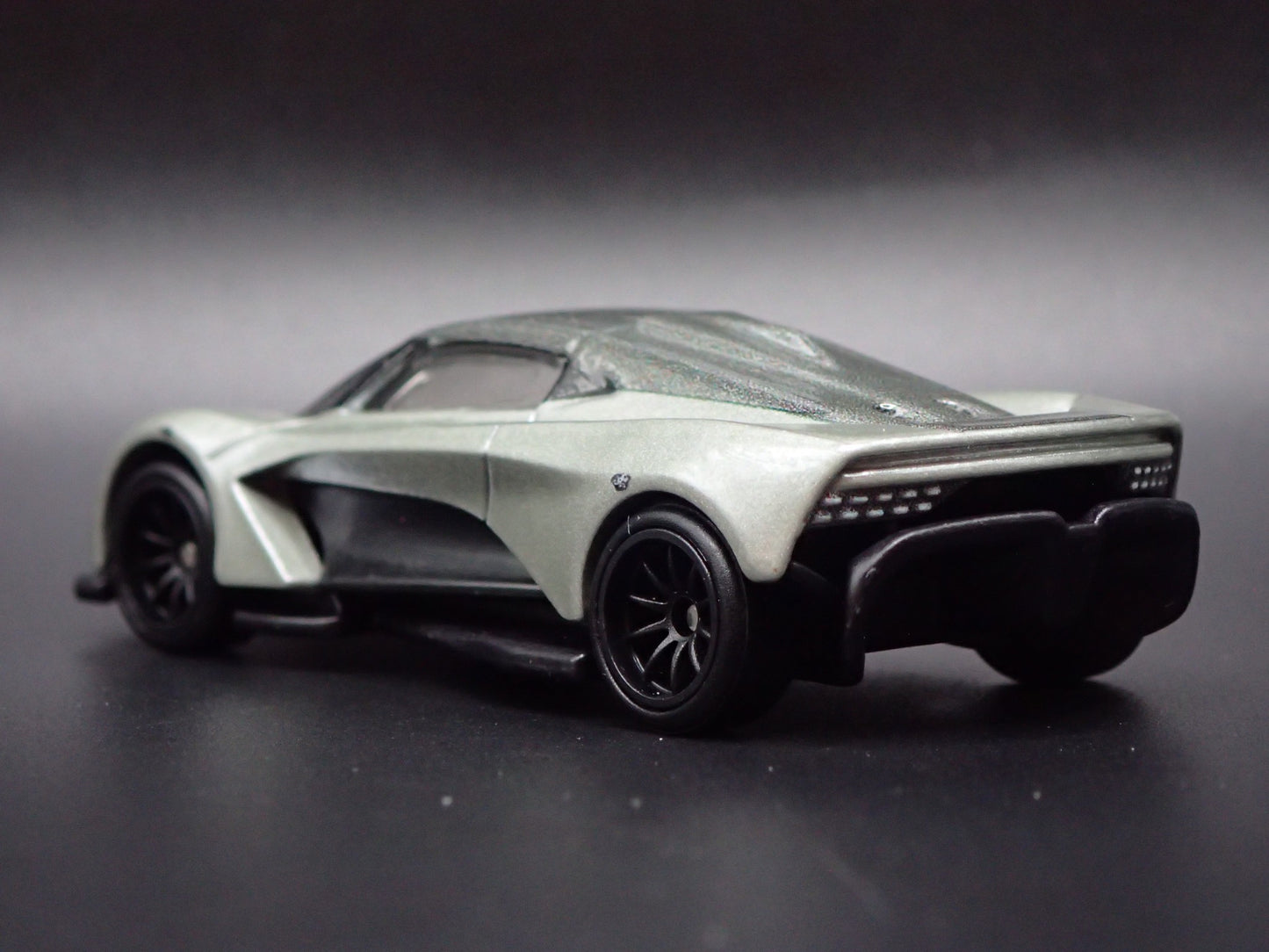 2019 ASTON MARTIN VALHALLA CONCEPT JAMES BOND 007 1/64 SCALE DIECAST MODEL CAR