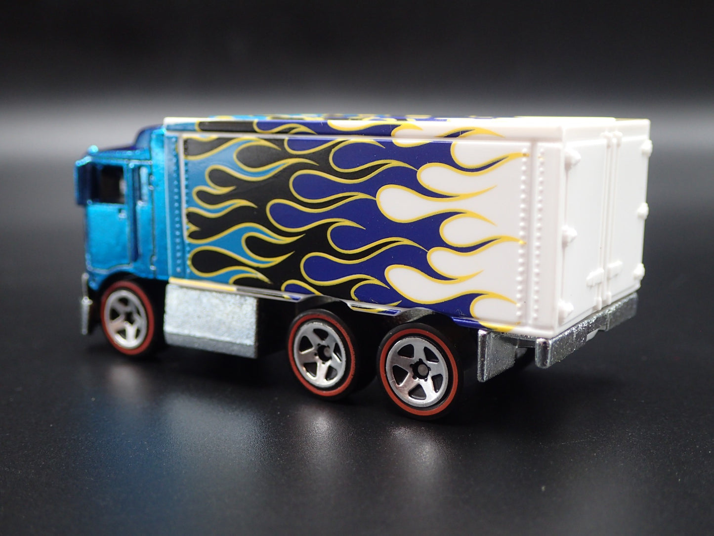BOX DELIVERY TRUCK HIWAY HAULER 1:64 SCALE COLLECTIBLE DIORAMA DIECAST MODEL CAR
