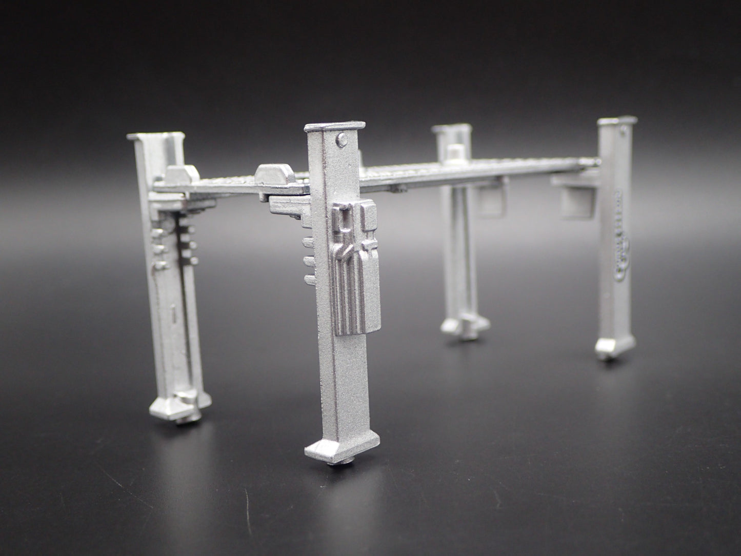 COMP CAMS 1:64 SCALE AUTO SHOP MECHANIC GARAGE 4 POST CAR LIFT DIECAST MODEL