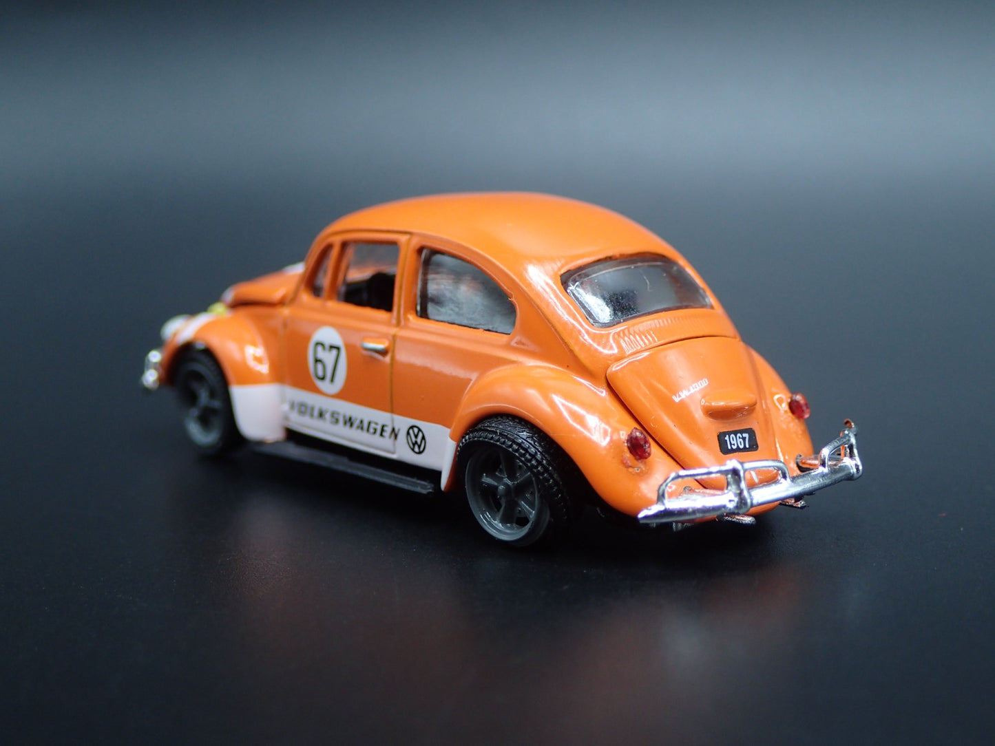 1960 - 1967 VW VOLKSWAGEN BEETLE BUG ORANGE 1:64 SCALE DIORAMA DIECAST MODEL CAR