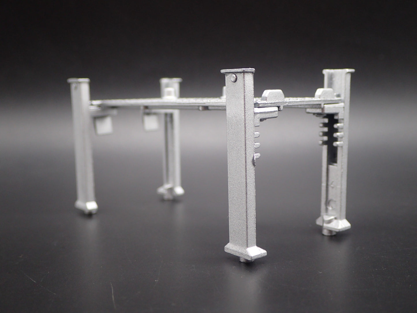 COMP CAMS 1:64 SCALE AUTO SHOP MECHANIC GARAGE 4 POST CAR LIFT DIECAST MODEL