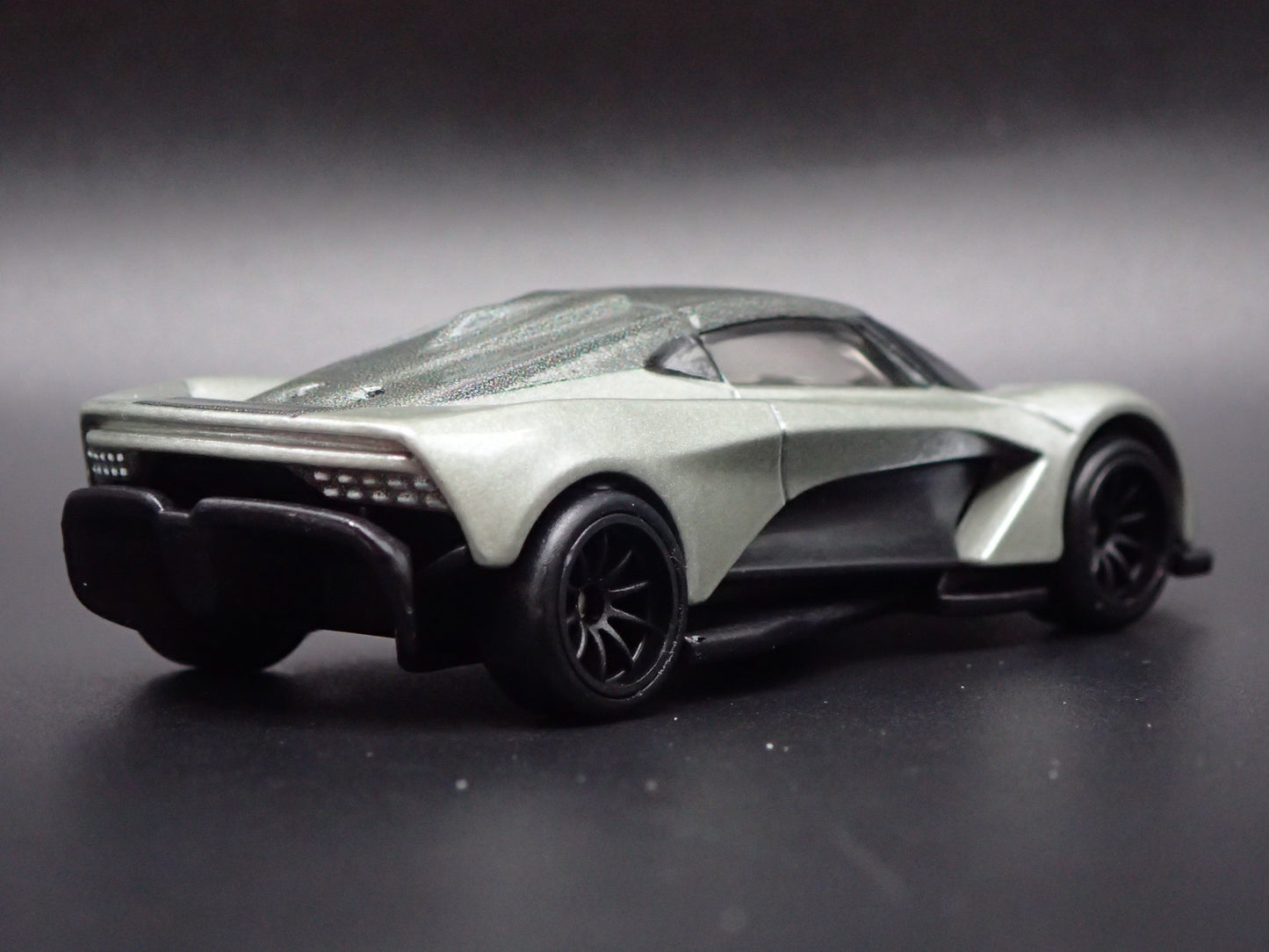 2019 ASTON MARTIN VALHALLA CONCEPT JAMES BOND 007 1/64 SCALE DIECAST MODEL CAR