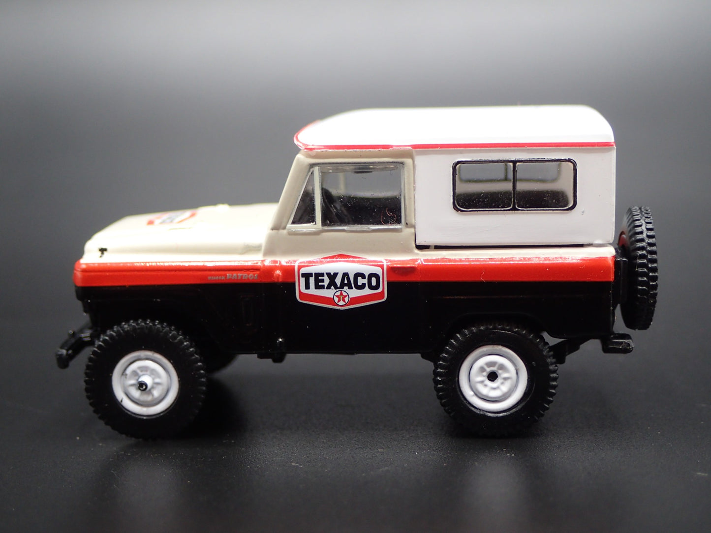 1960-1980 NISSAN PATROL SUV TRUCK TEXACO 1:64 SCALE DIORAMA DIECAST MODEL CAR