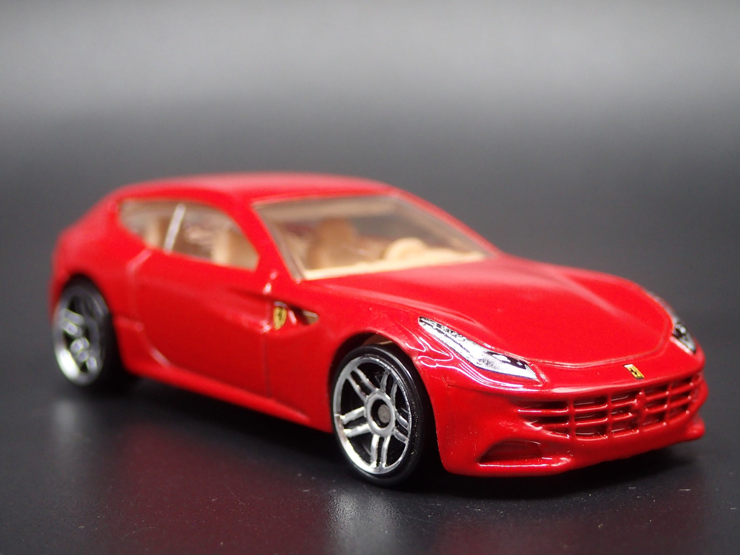 2011-2016 FERRARI FF RED 1:64 SCALE COLLECTIBLE DIORAMA DIECAST MODEL CAR