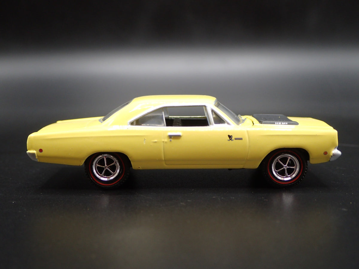 1968 PLYMOUTH ROAD RUNNER HEMI 1:64 SCALE COLLECTIBLE DIORAMA DIECAST MODEL CAR-Burning Rubber Toy Company