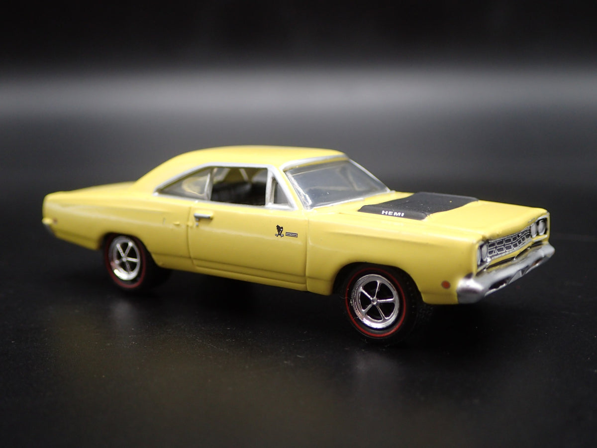1968 PLYMOUTH ROAD RUNNER HEMI 1:64 SCALE COLLECTIBLE DIORAMA DIECAST MODEL CAR-Burning Rubber Toy Company