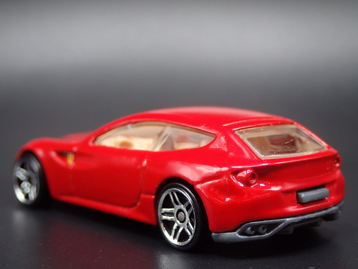 2011-2016 FERRARI FF RED 1:64 SCALE COLLECTIBLE DIORAMA DIECAST MODEL CAR