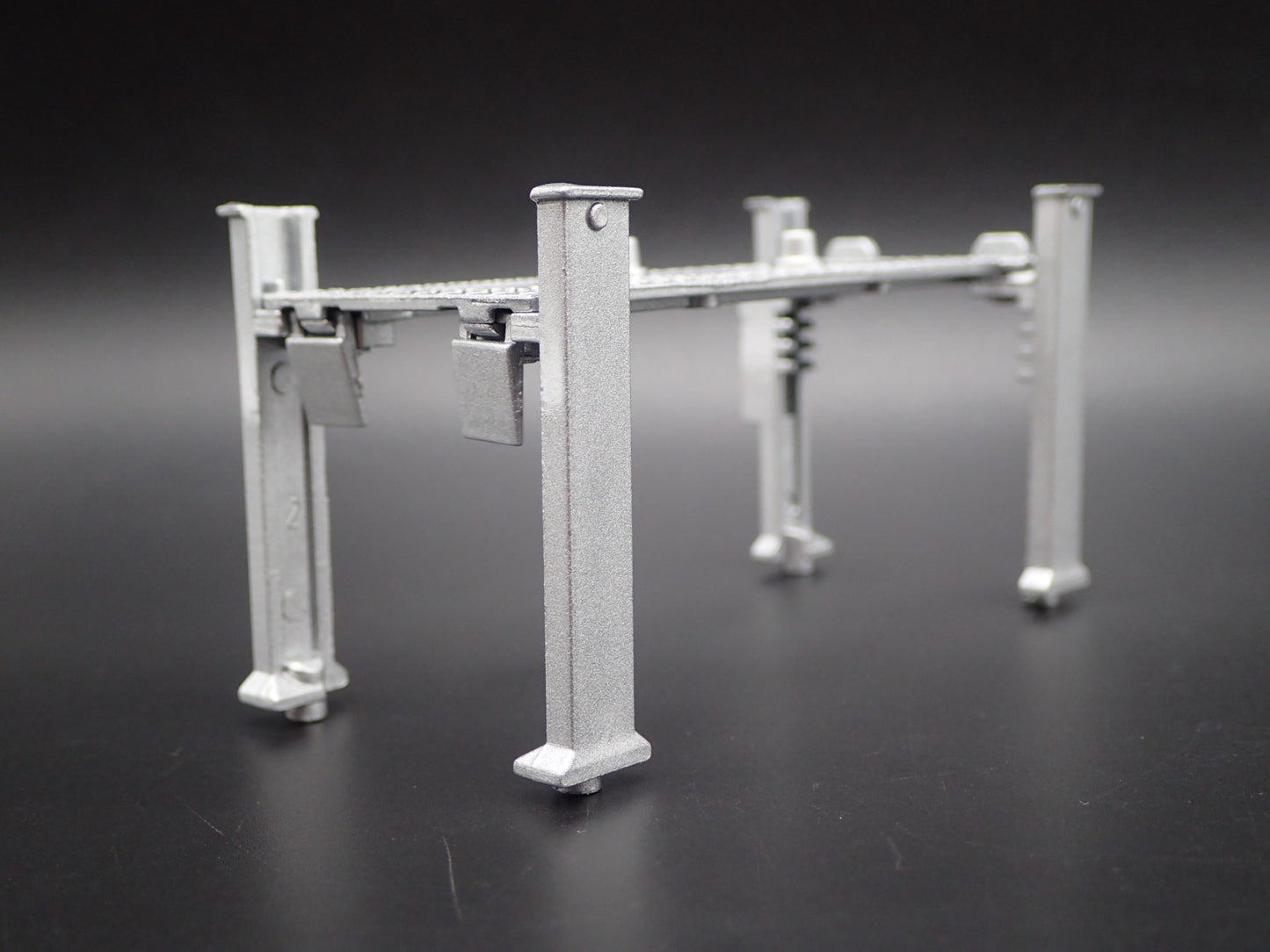 COMP CAMS 1:64 SCALE AUTO SHOP MECHANIC GARAGE 4 POST CAR LIFT DIECAST MODEL