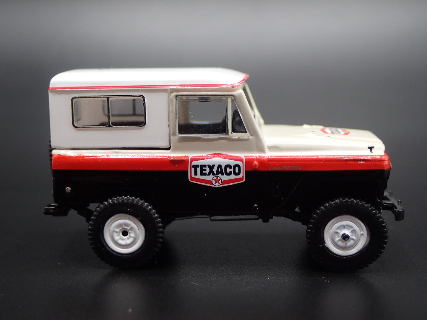 1960-1980 NISSAN PATROL SUV TRUCK TEXACO 1:64 SCALE DIORAMA DIECAST MODEL CAR