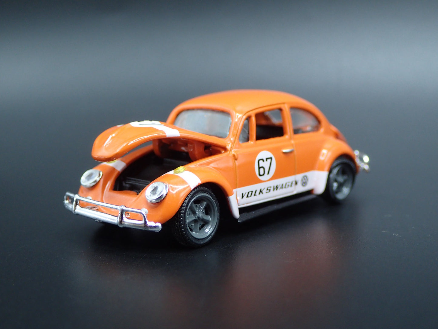 1960 - 1967 VW VOLKSWAGEN BEETLE BUG ORANGE 1:64 SCALE DIORAMA DIECAST MODEL CAR