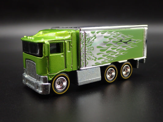 BOX DELIVERY TRUCK HIWAY HAULER 1:64 SCALE COLLECTIBLE DIORAMA DIECAST MODEL CAR