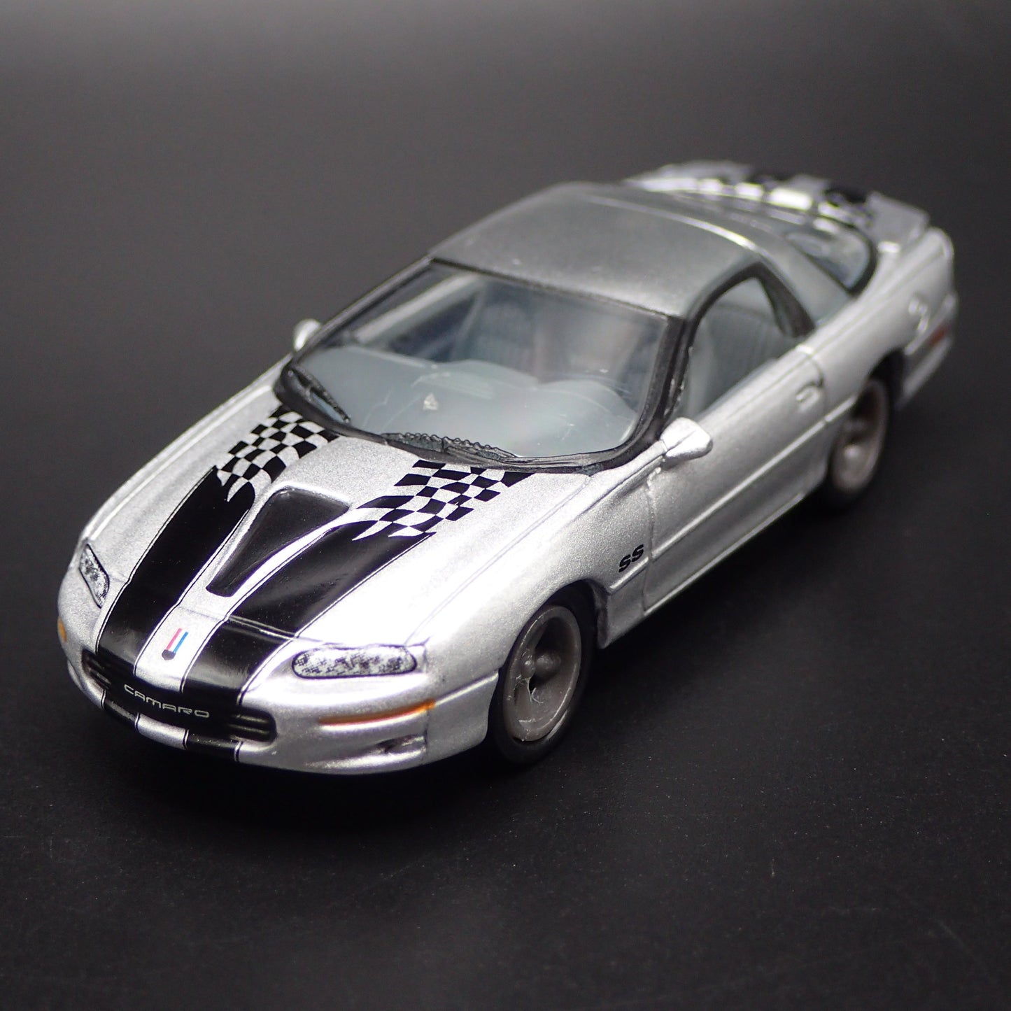 2002 CHEVY CHEVROLET CAMARO SS SILVER 35TH 1:64 SCALE DIORAMA DIECAST MODEL CAR
