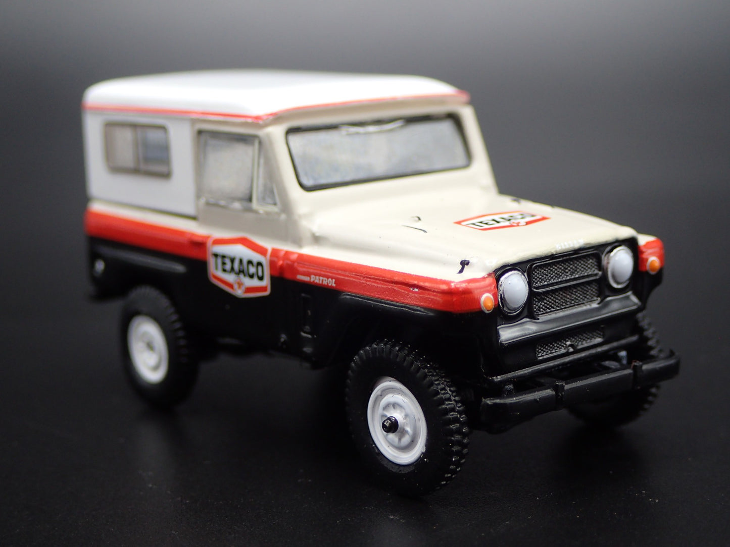 1960-1980 NISSAN PATROL SUV TRUCK TEXACO 1:64 SCALE DIORAMA DIECAST MODEL CAR