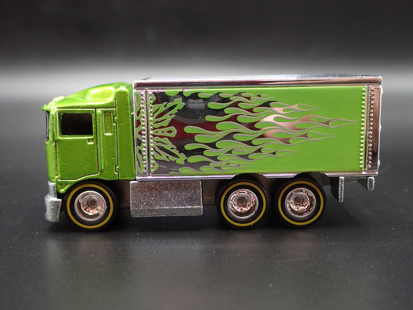 BOX DELIVERY TRUCK HIWAY HAULER 1:64 SCALE COLLECTIBLE DIORAMA DIECAST MODEL CAR