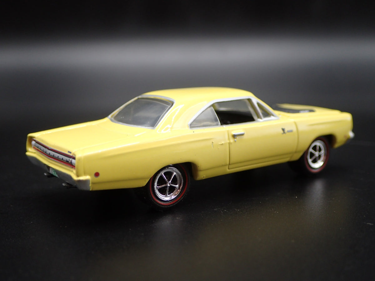 1968 PLYMOUTH ROAD RUNNER HEMI 1:64 SCALE COLLECTIBLE DIORAMA DIECAST MODEL CAR-Burning Rubber Toy Company