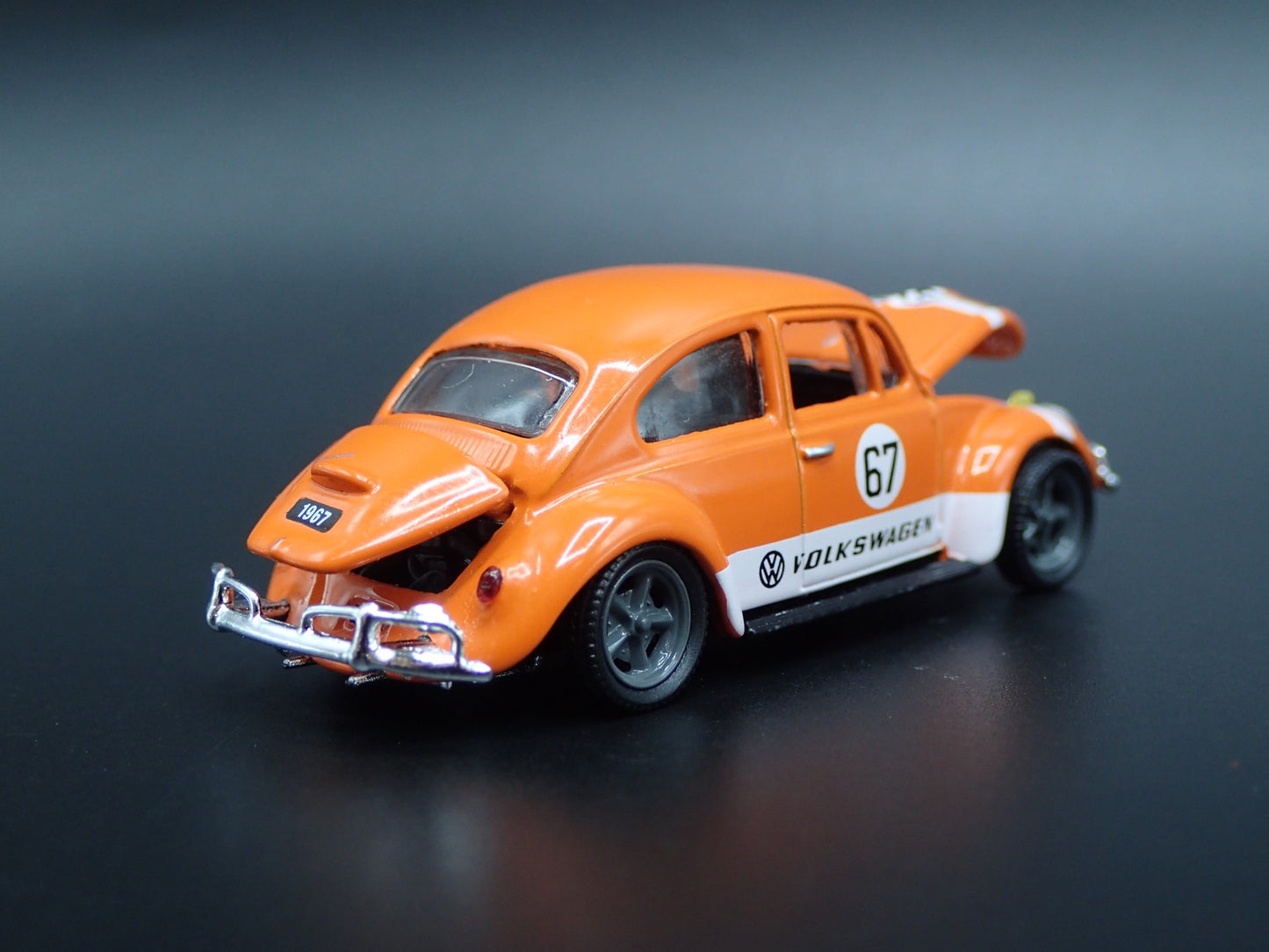 1960 - 1967 VW VOLKSWAGEN BEETLE BUG ORANGE 1:64 SCALE DIORAMA DIECAST MODEL CAR