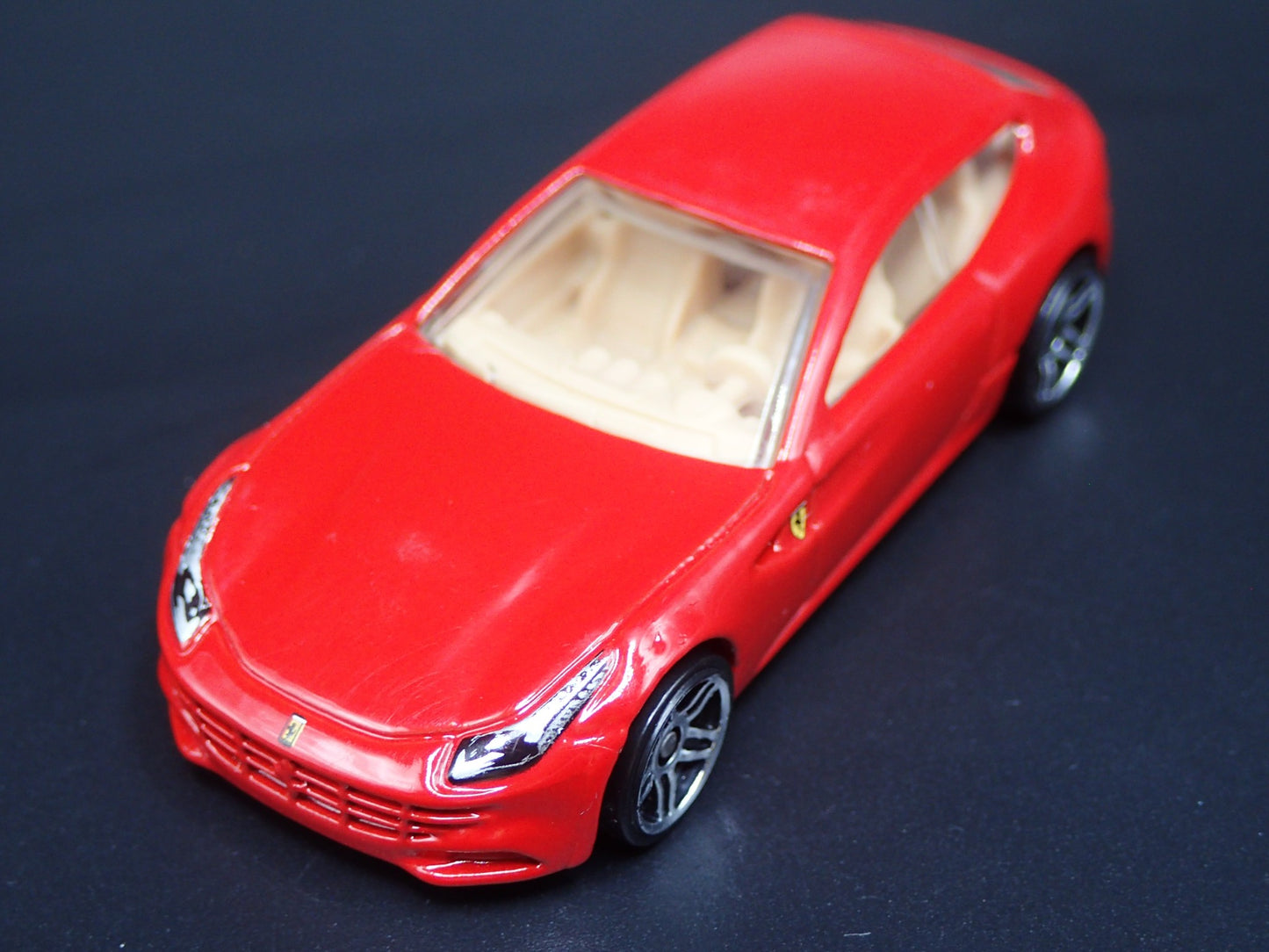 2011-2016 FERRARI FF RED 1:64 SCALE COLLECTIBLE DIORAMA DIECAST MODEL CAR