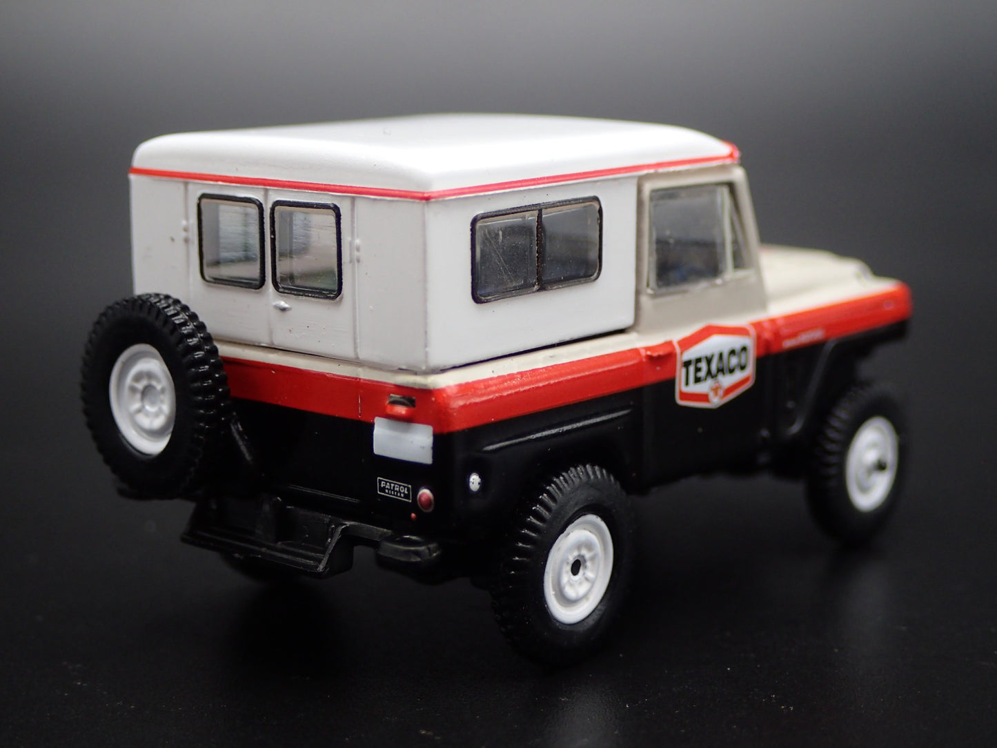 1960-1980 NISSAN PATROL SUV TRUCK TEXACO 1:64 SCALE DIORAMA DIECAST MODEL CAR