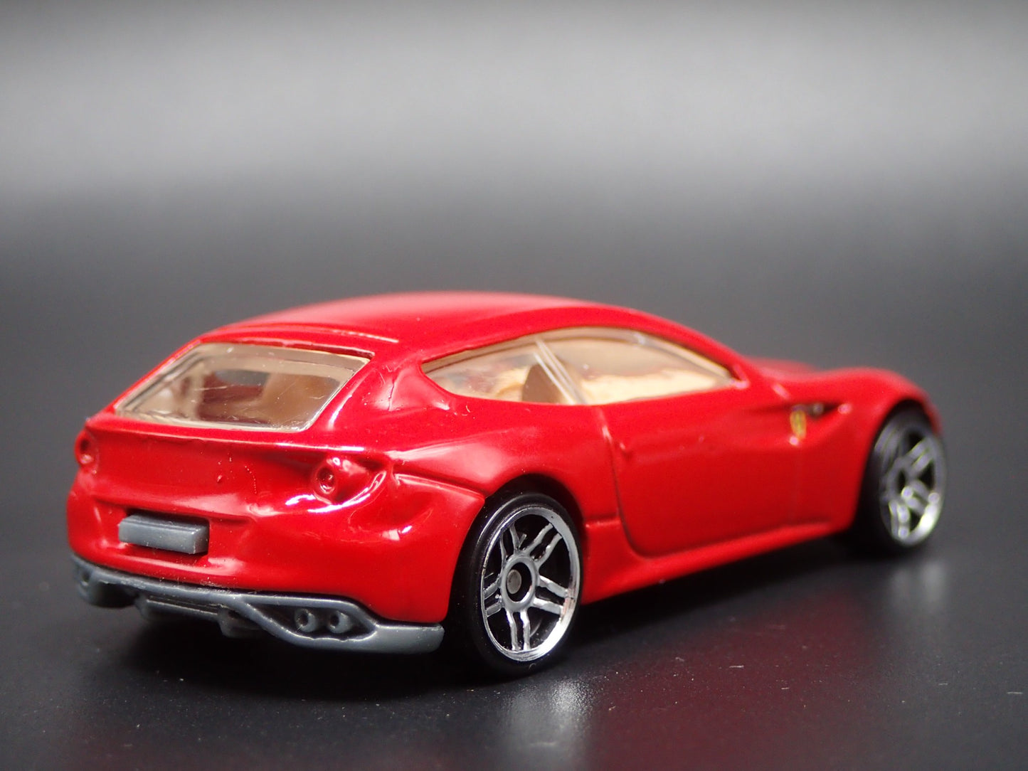 2011-2016 FERRARI FF RED 1:64 SCALE COLLECTIBLE DIORAMA DIECAST MODEL CAR