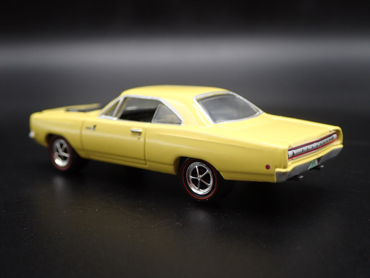 1968 PLYMOUTH ROAD RUNNER HEMI 1:64 SCALE COLLECTIBLE DIORAMA DIECAST MODEL CAR-Burning Rubber Toy Company