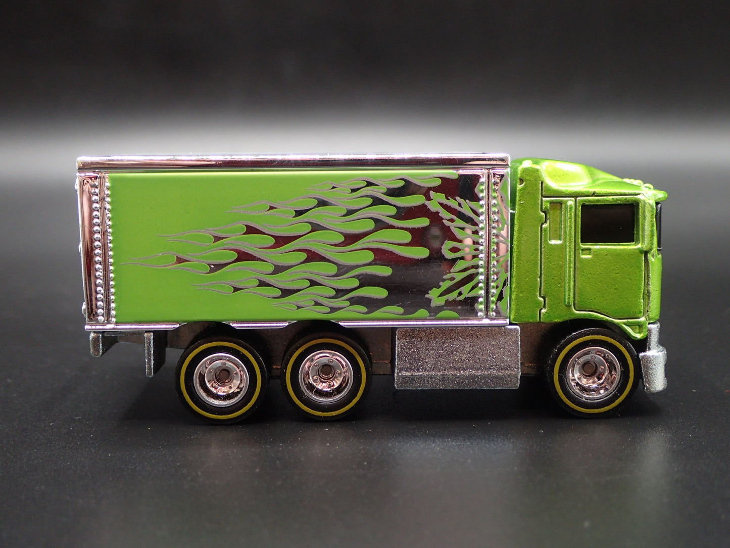 BOX DELIVERY TRUCK HIWAY HAULER 1:64 SCALE COLLECTIBLE DIORAMA DIECAST MODEL CAR