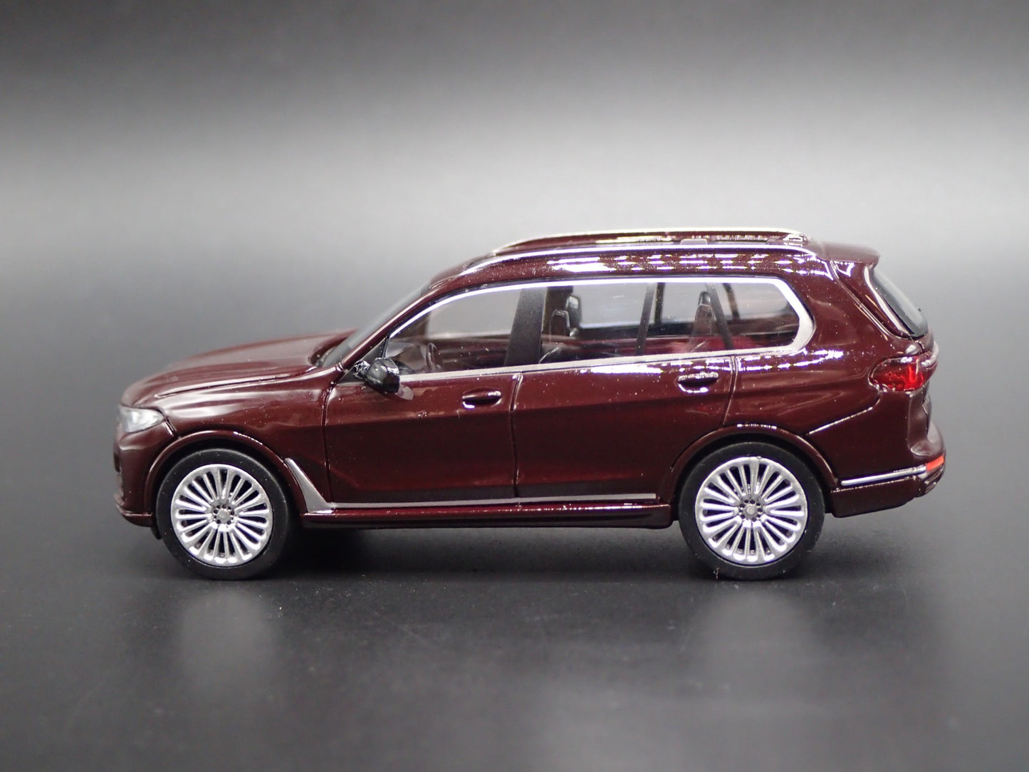 2019-2025 BMW X7 LUXURY SUV 1:64 SCALE COLLECTIBLE DIORAMA DIECAST MODEL CAR