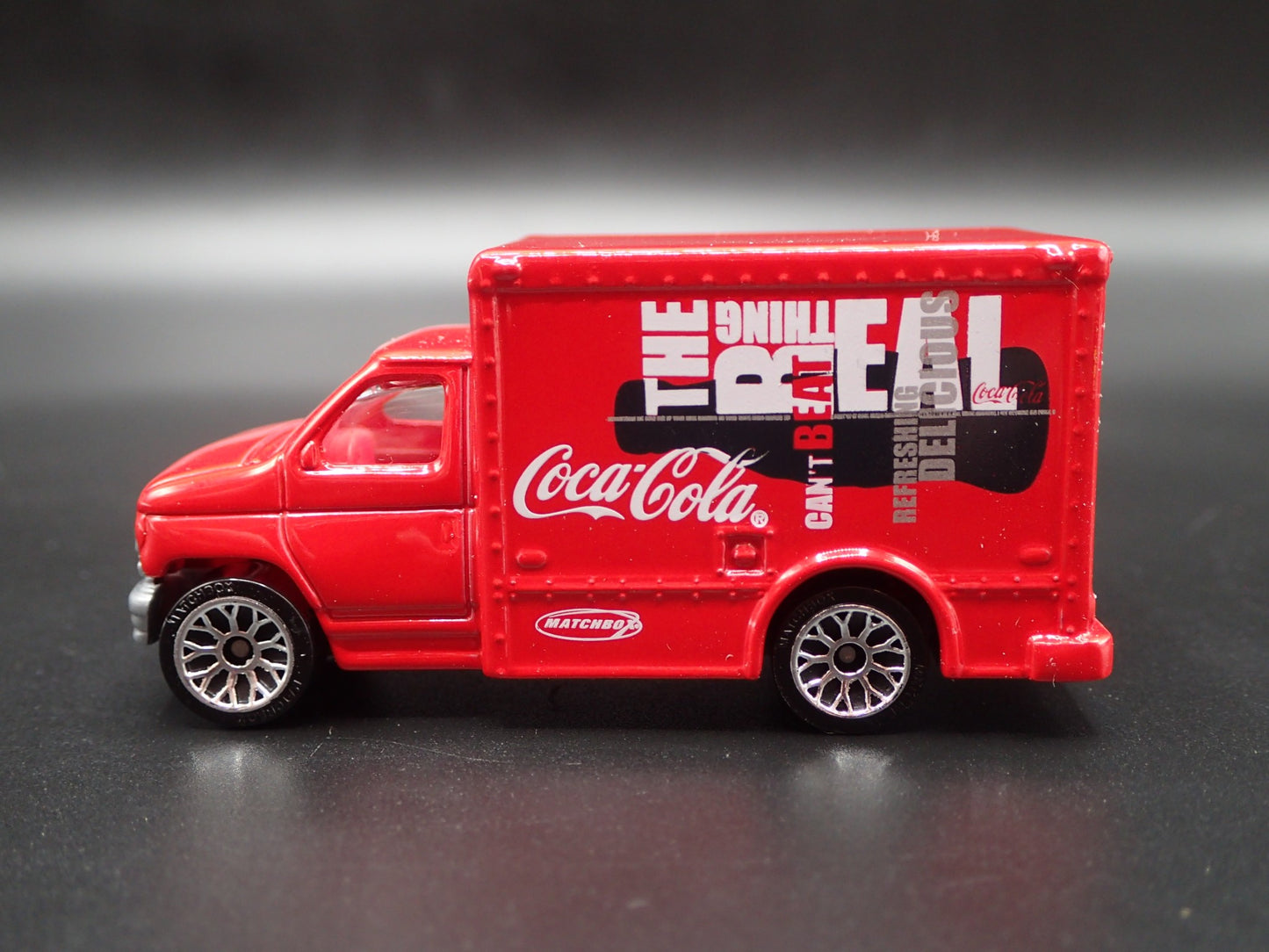 1999 99 FORD E SERIES BOX VAN COCA COLA RED 1:80 SCALE DIORAMA DIECAST MODEL CAR