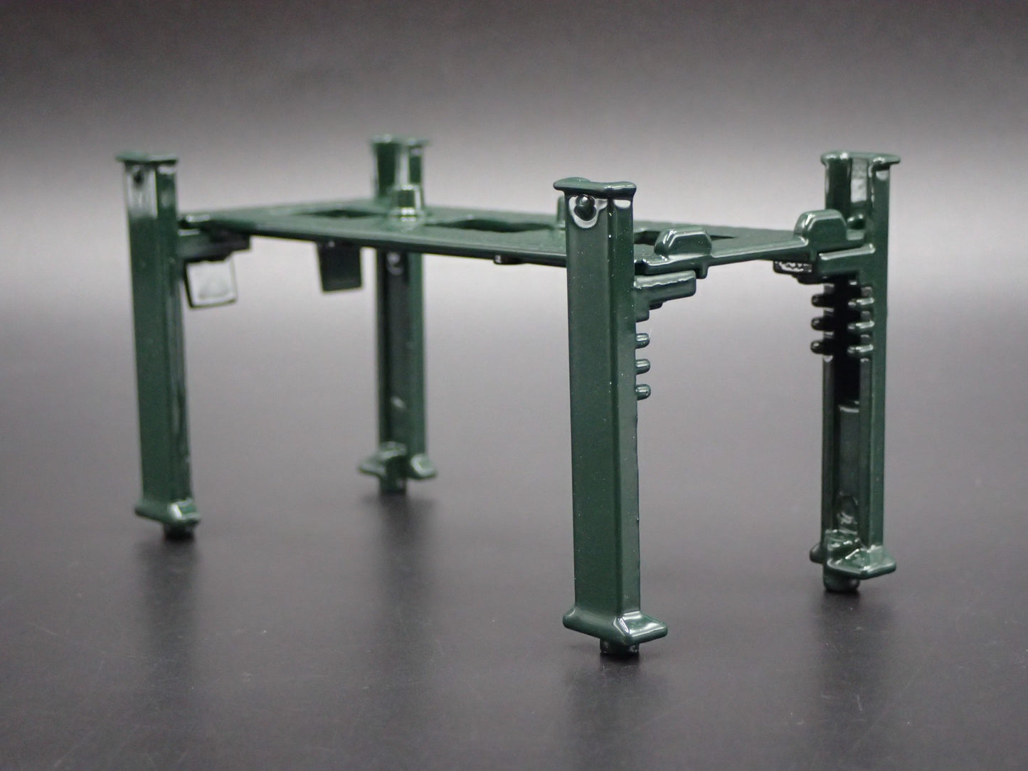 IROC-Z 1:64 SCALE AUTO SHOP MECHANIC GARAGE 4 POST CAR LIFT DIORAMA DIECAST PROP