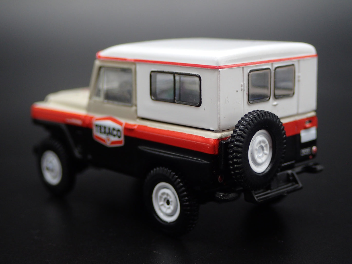 1960-1980 NISSAN PATROL SUV TRUCK TEXACO 1:64 SCALE DIORAMA DIECAST MODEL CAR