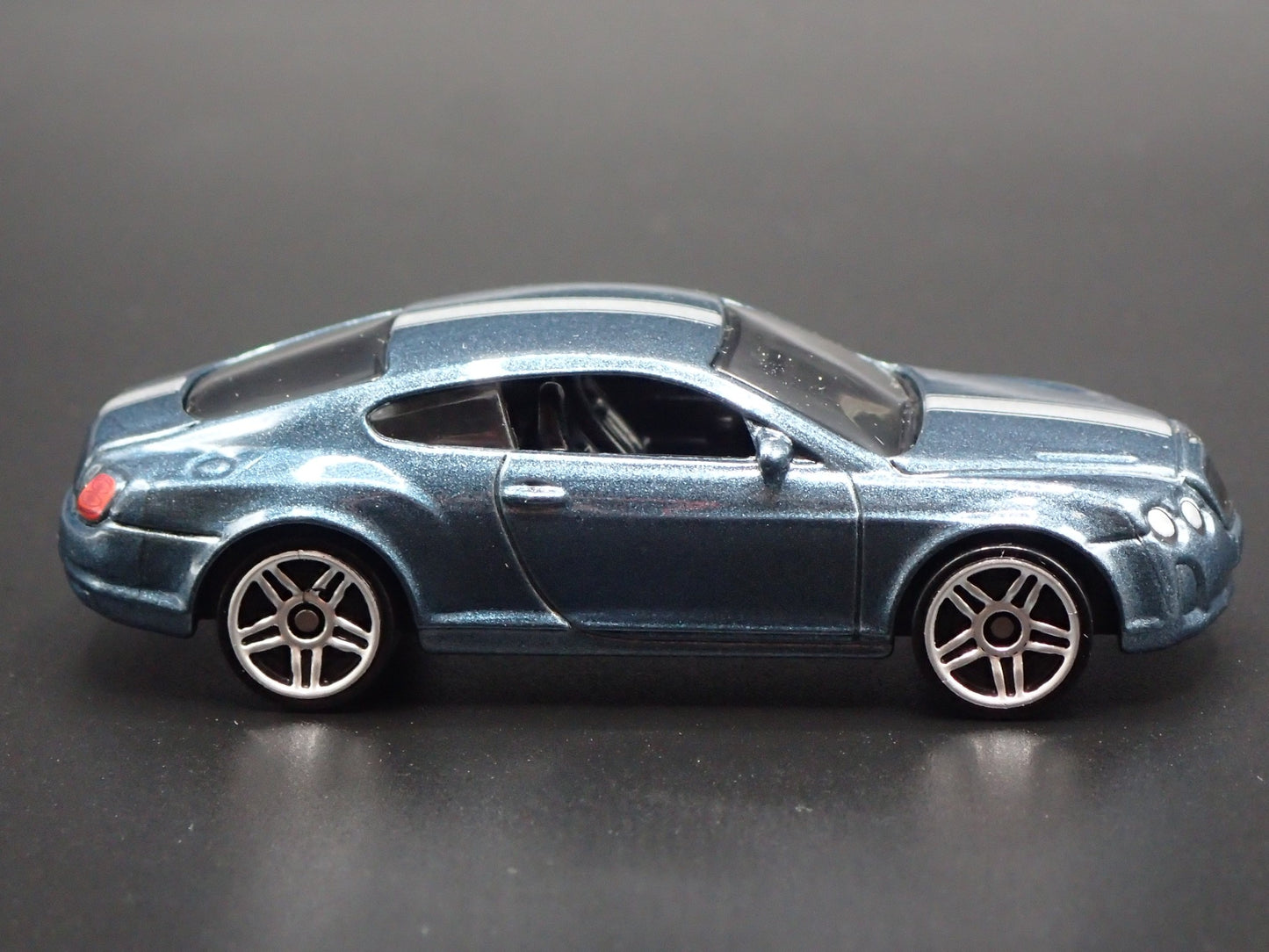 2009-2011 BENTLEY CONTINENTAL SUPERSPORTS 1:64 SCALE DIORAMA DIECAST MODEL CAR