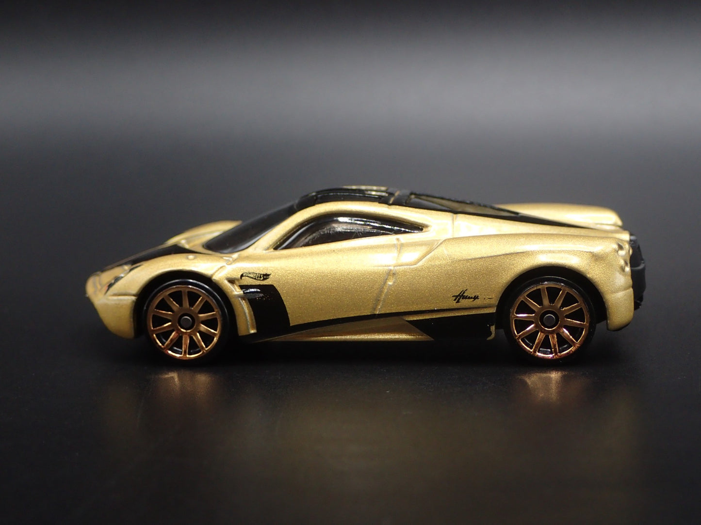 2011-2018 PAGANI HUAYRA SUPER CAR GOLD 1/64 SCALE DIORAMA DIECAST MODEL CAR
