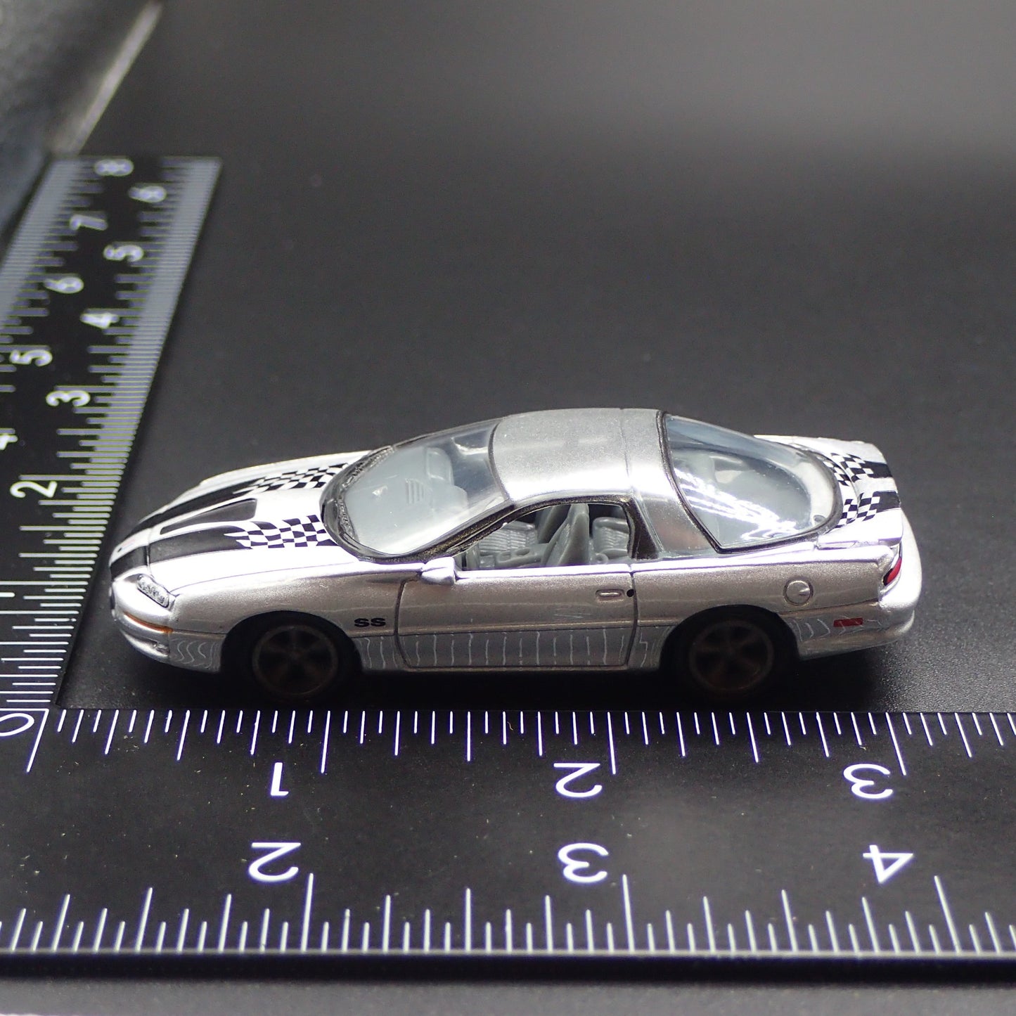 2002 CHEVY CHEVROLET CAMARO SS SILVER 35TH 1:64 SCALE DIORAMA DIECAST MODEL CAR
