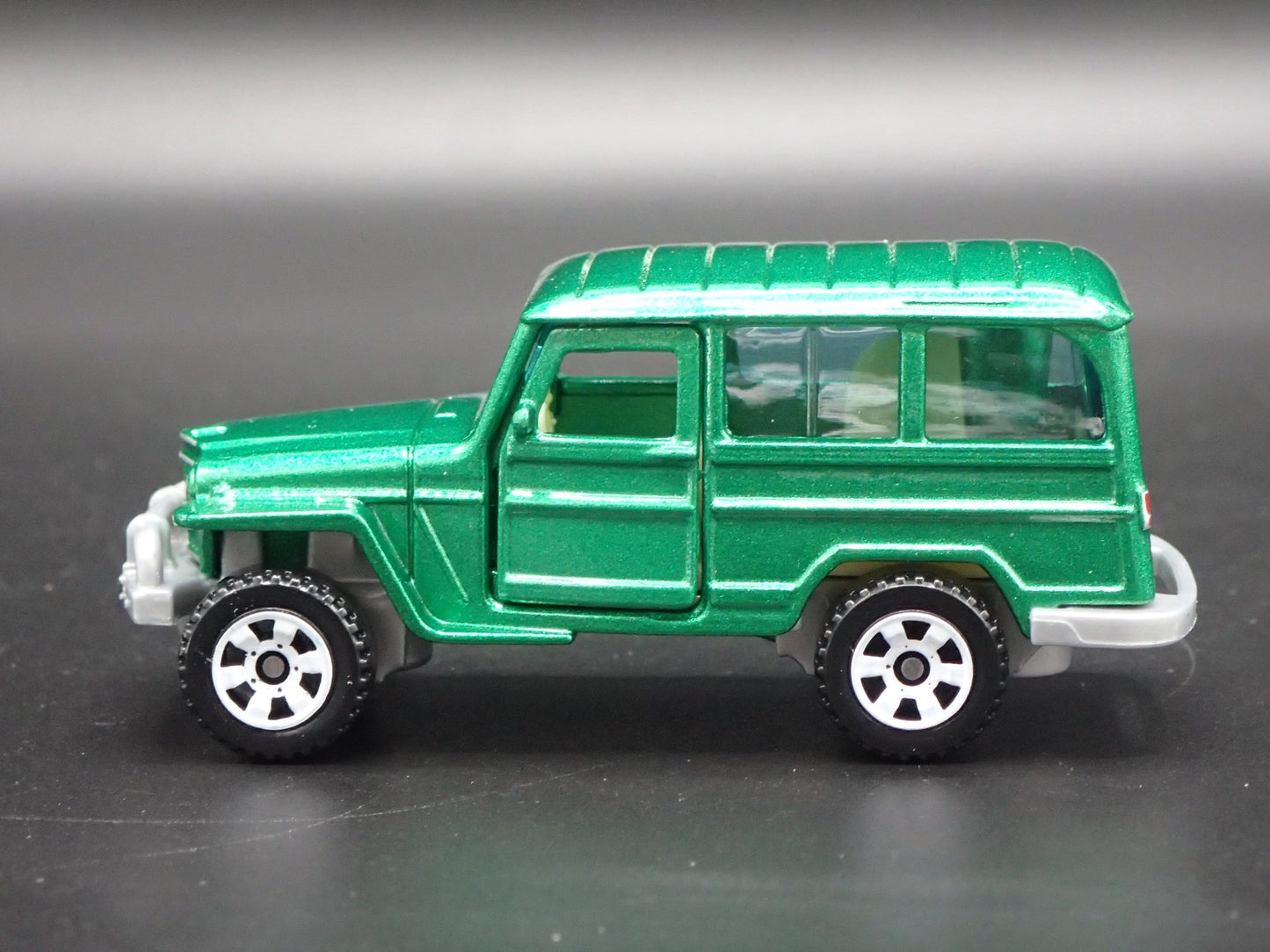 1946-1964 JEEP WILLYS WAGON 1:64 SCALE COLLECTIBLE DIORAMA  DIECAST MODEL CAR