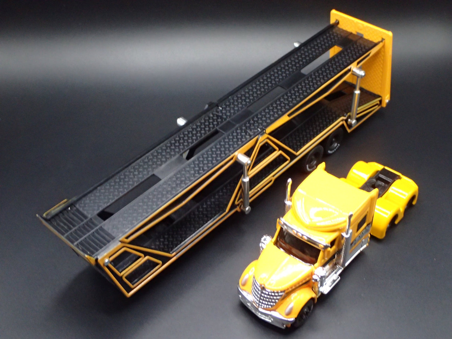 INTERNATIONAL LONESTAR & CAR TRANSPORTER HAULER TRAILER 1:64 SCALE DIECAST MODEL