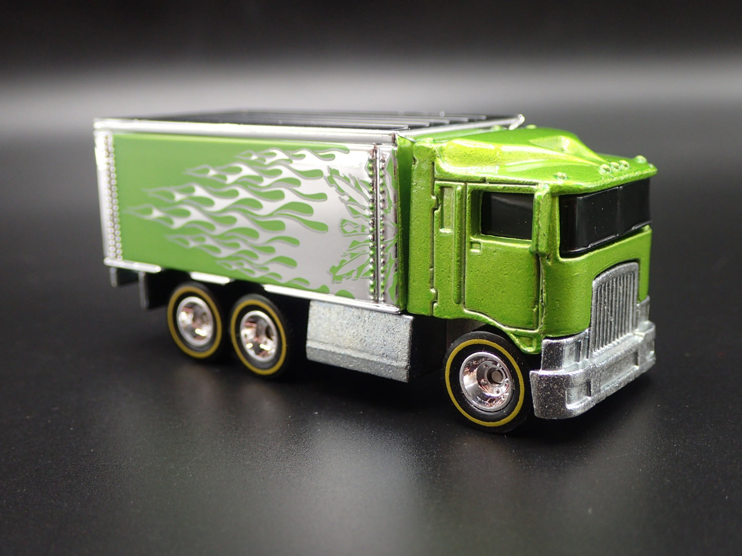 BOX DELIVERY TRUCK HIWAY HAULER 1:64 SCALE COLLECTIBLE DIORAMA DIECAST MODEL CAR