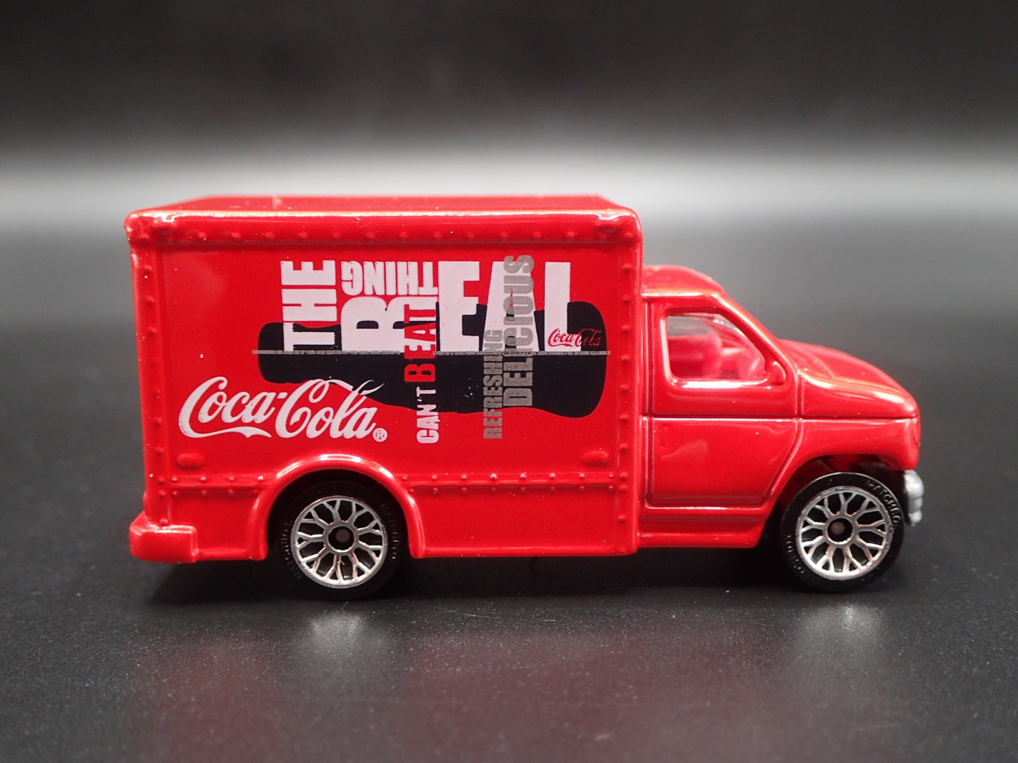 1999 99 FORD E SERIES BOX VAN COCA COLA RED 1:80 SCALE DIORAMA DIECAST MODEL CAR