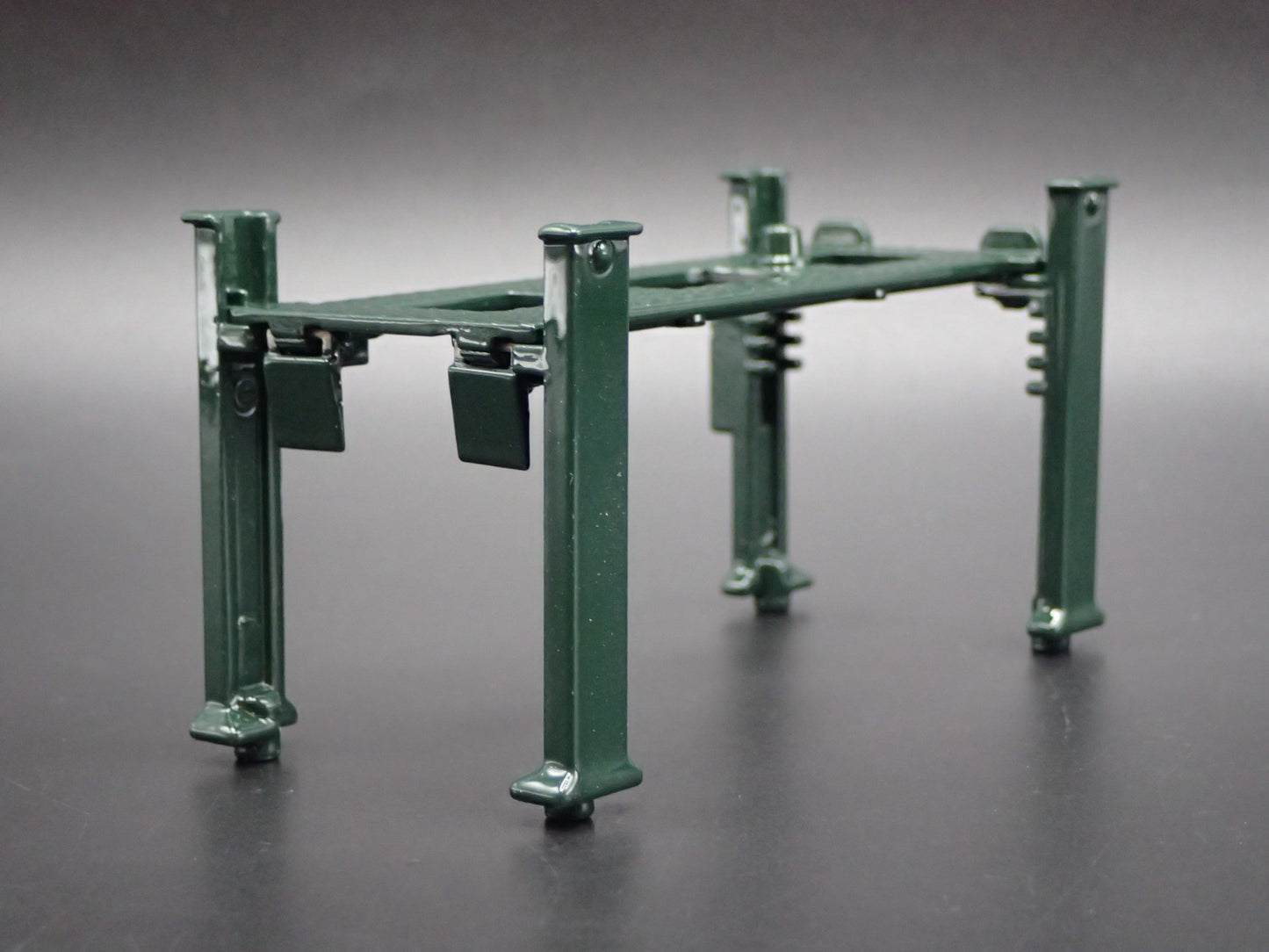 IROC-Z 1:64 SCALE AUTO SHOP MECHANIC GARAGE 4 POST CAR LIFT DIORAMA DIECAST PROP