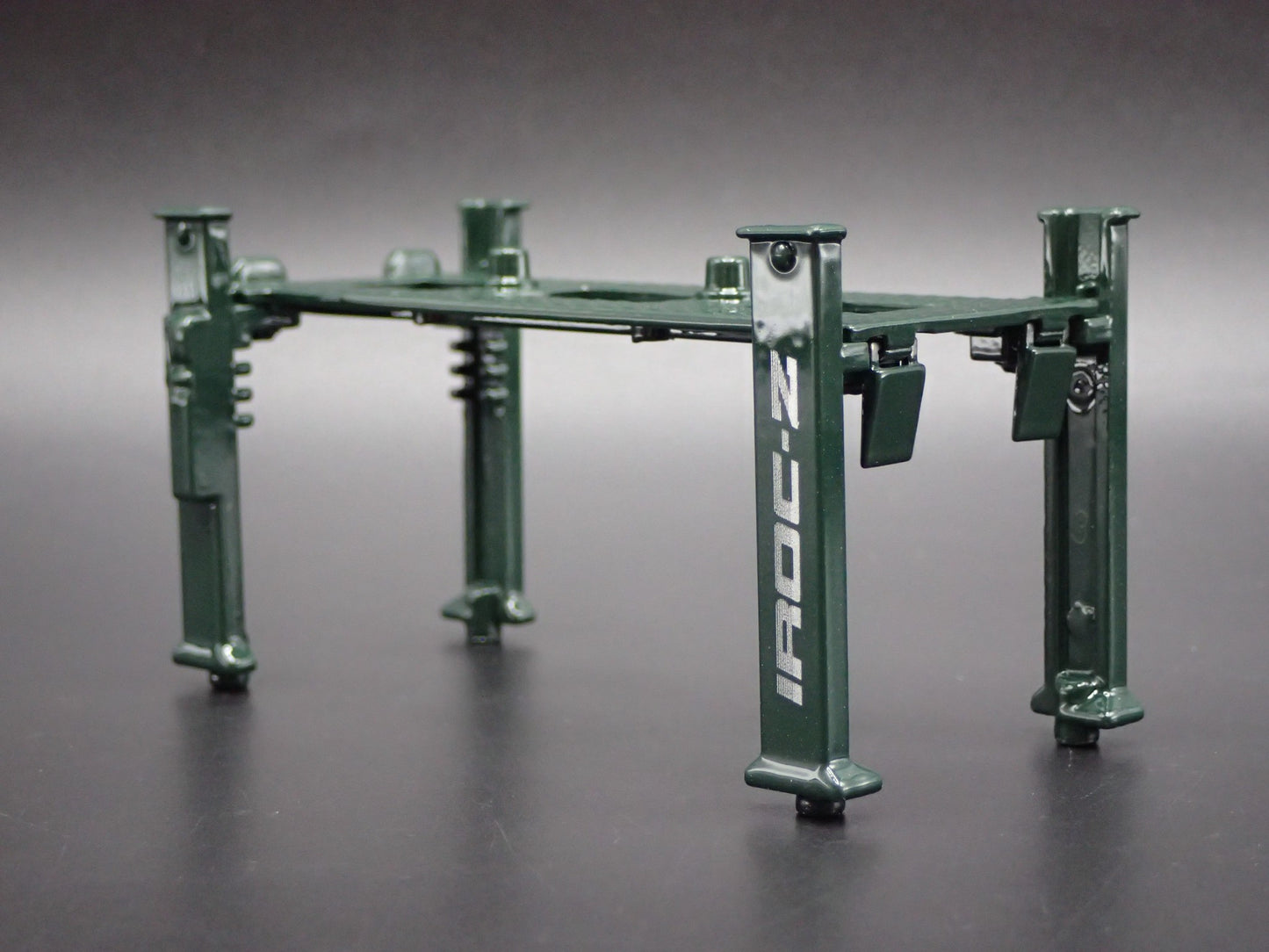 IROC-Z 1:64 SCALE AUTO SHOP MECHANIC GARAGE 4 POST CAR LIFT DIORAMA DIECAST PROP