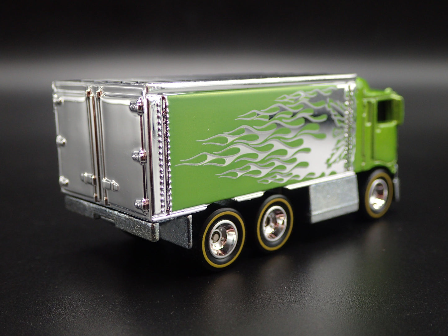 BOX DELIVERY TRUCK HIWAY HAULER 1:64 SCALE COLLECTIBLE DIORAMA DIECAST MODEL CAR