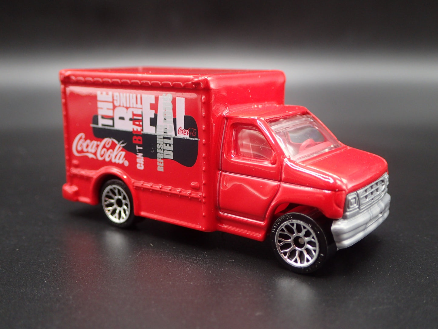 1999 99 FORD E SERIES BOX VAN COCA COLA RED 1:80 SCALE DIORAMA DIECAST MODEL CAR