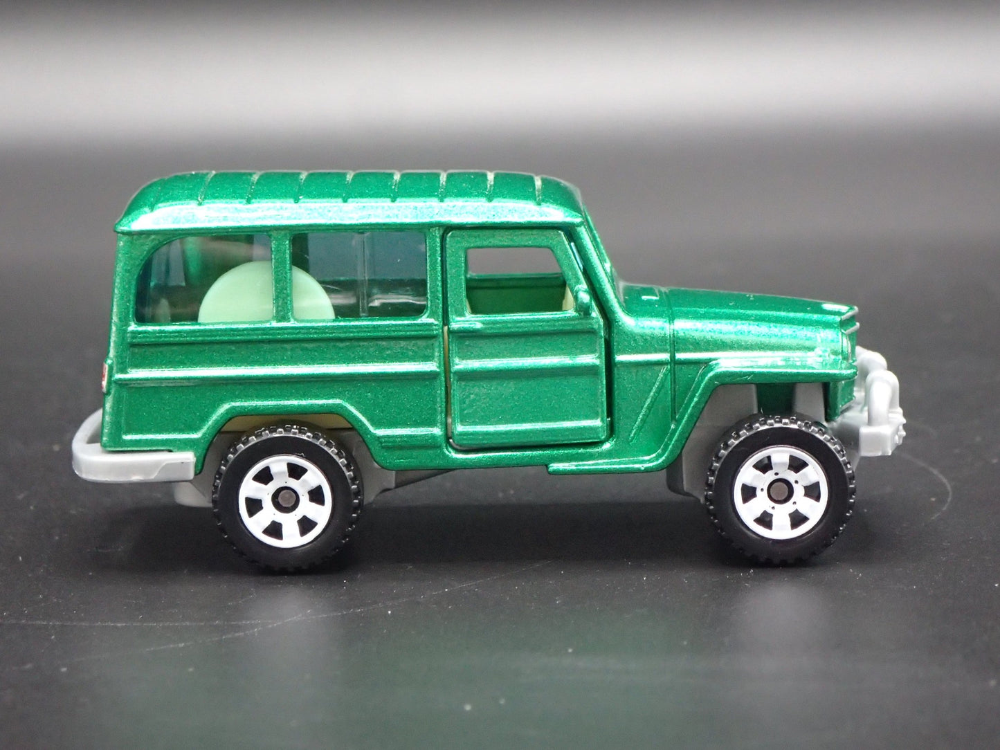 1946-1964 JEEP WILLYS WAGON 1:64 SCALE COLLECTIBLE DIORAMA  DIECAST MODEL CAR