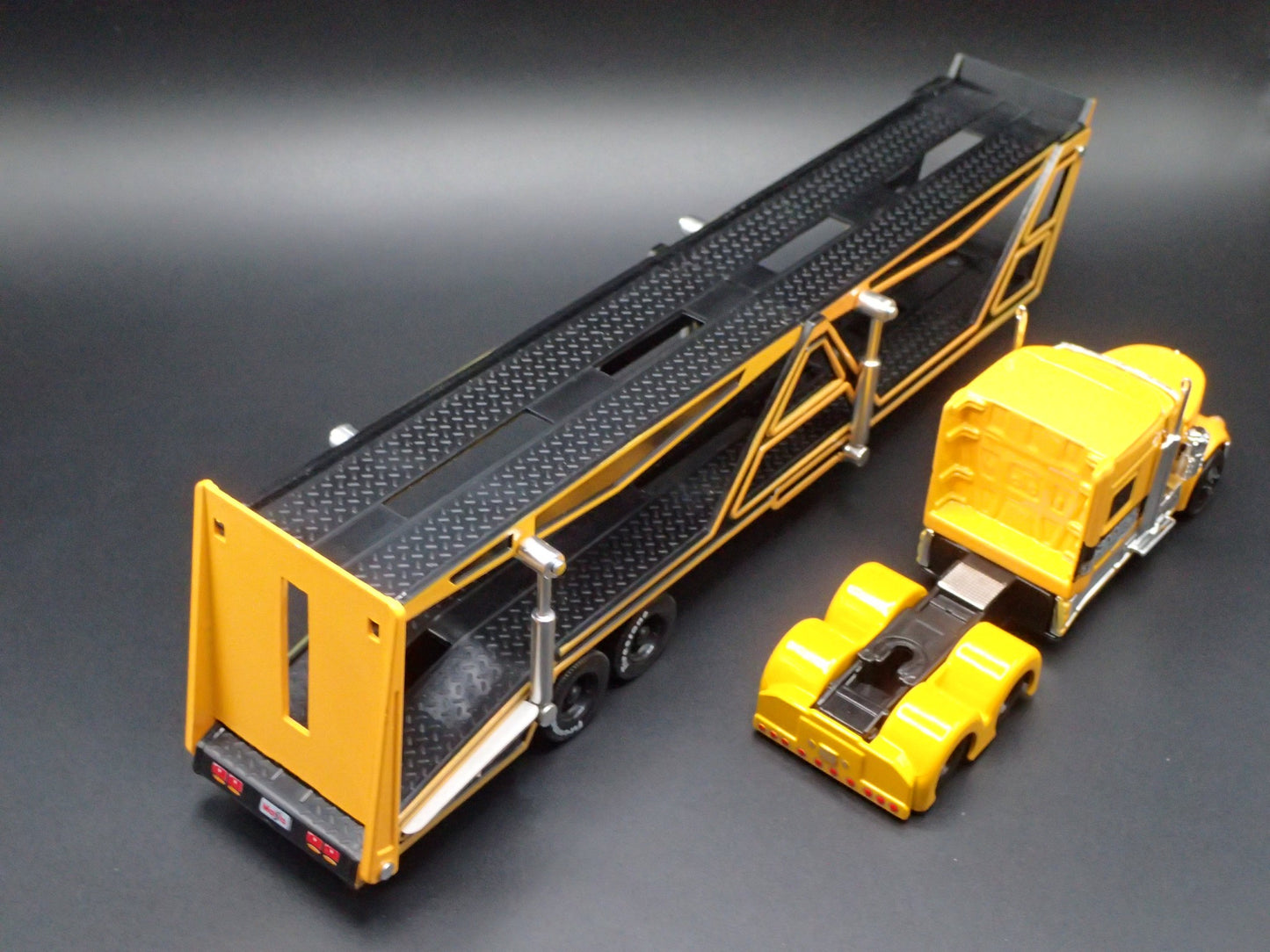 INTERNATIONAL LONESTAR & CAR TRANSPORTER HAULER TRAILER 1:64 SCALE DIECAST MODEL